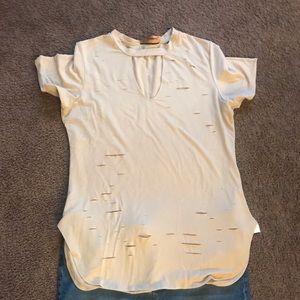 Stylish t-shirt with keyhole neck and slits